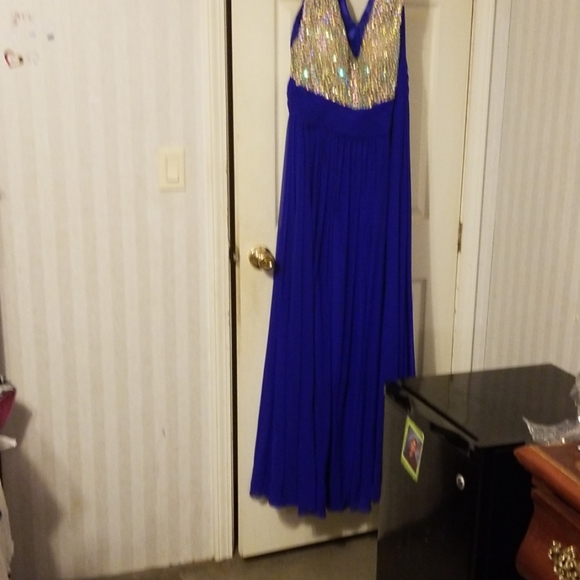 Formal Dress - Picture 3 of 8